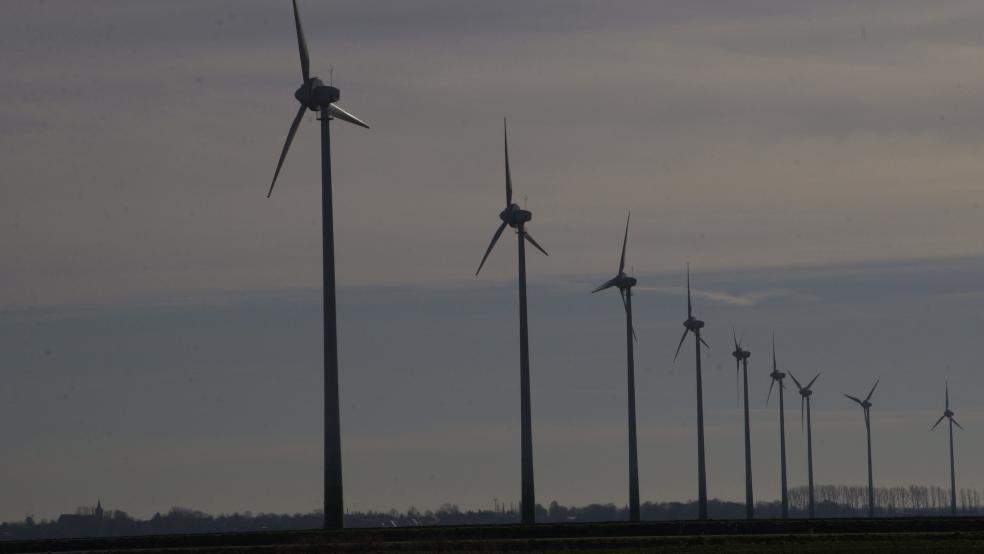 Der Windpark am Heerenweg in Charlottenpolder soll erweitert werden.  © Archivfoto: Hoegen