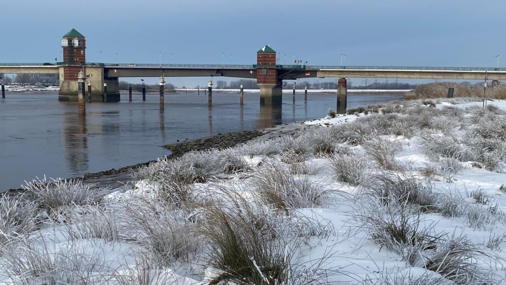 Der Winter kann auch durchaus schöne Seiten haben. Hier die Ems an der Jann-Berghaus-Brücke in Leerort. © Hanken