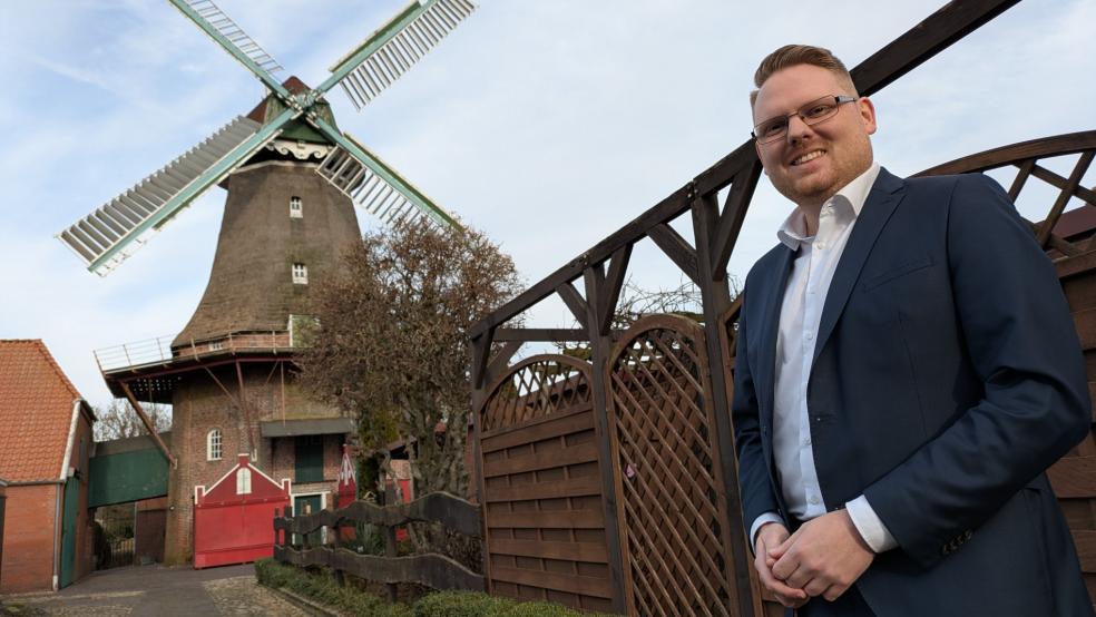 Vor der Mühle in der Kreuzstraße in Jemgum: Malte Blümel ist sowohl im Mühlenverein aktiv als auch im Heimat- und Kulturverein, im Ziegeleiverein und im Arbeitskreis Müggenmarkt. © Foto: Szyska