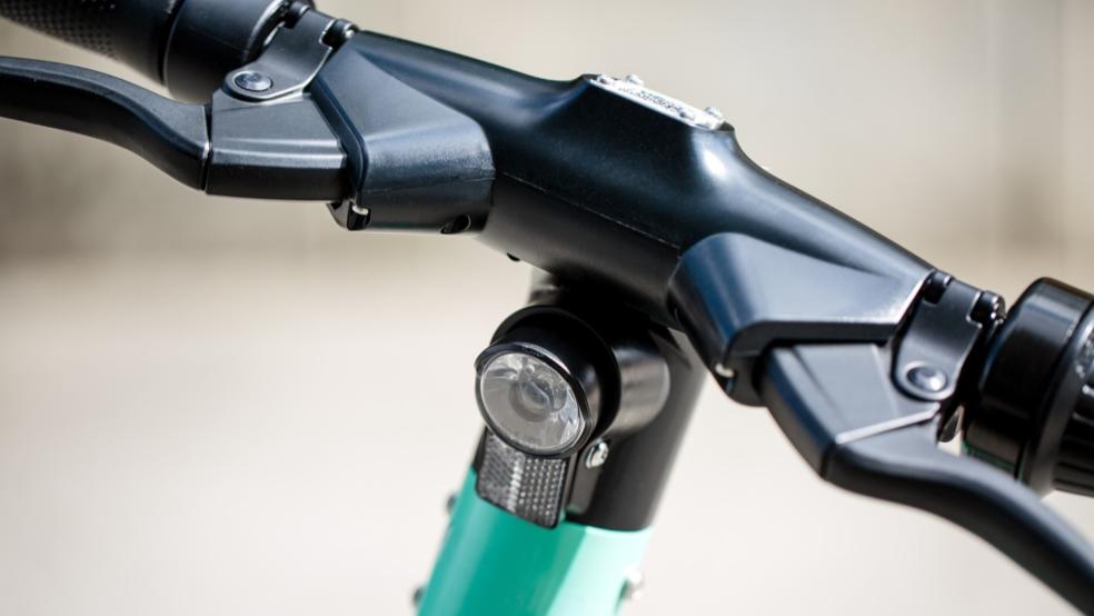 Mit einem E-Scooter, hier ein Symbolbild, ist ein 18-Jähriger in Leer verunglückt, ein Auto fuhr ihn an. © Pixabay