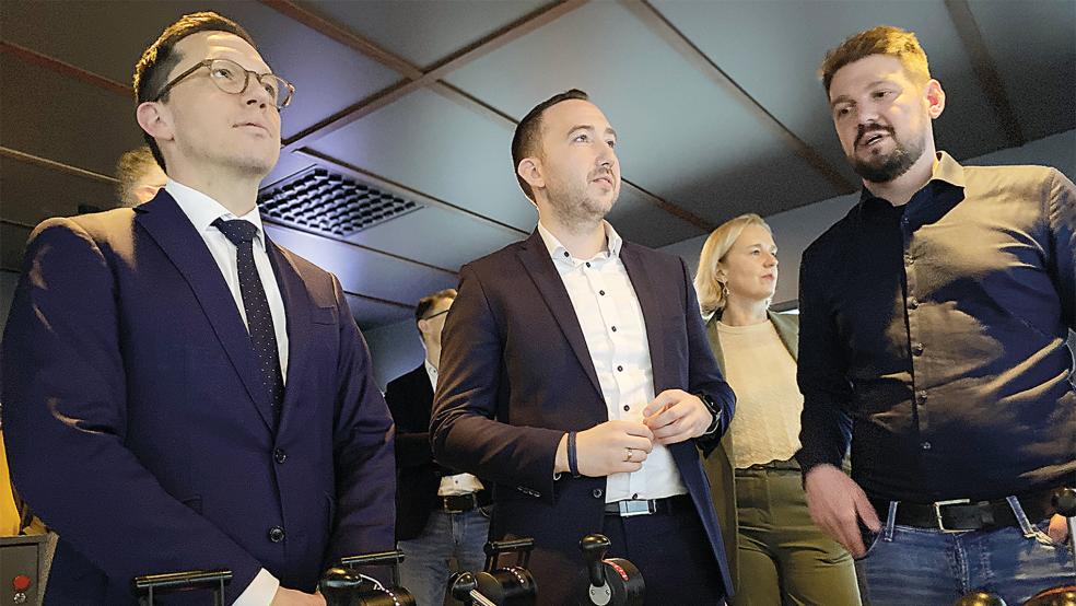 Wissenschaftsminister Falko Mohrs (links) auf der Brücke des Schiffssimulators in Leer. Neben ihm der SPD-Landtagsabgeordnete Nico Bloem, Mariko-Geschäftsführerin Katja Baumann und Finn Kosel, Geschäftsführer der Nautitec GmbH.  © Foto: Hanken