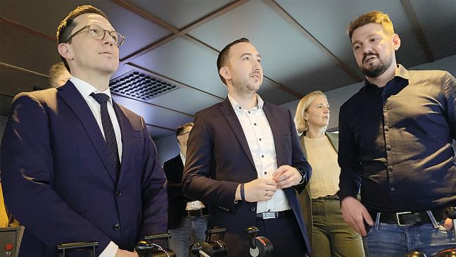 Minister auf Wellenlänge mit Mariko in Leer