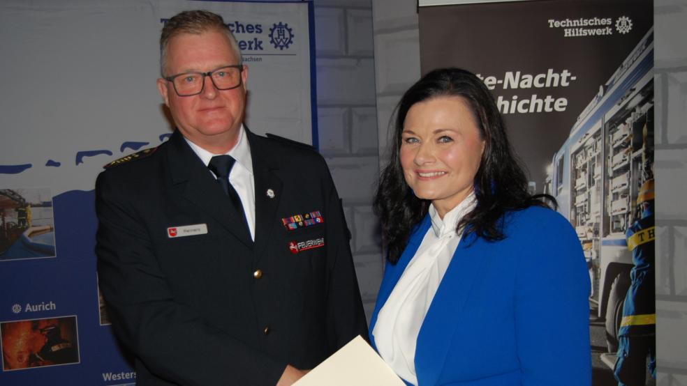 Erwin Reiners wurde von Gitta Connemann mit dem THW Ehrenzeichen in Bronze ausgezeichnet. © Hoegen