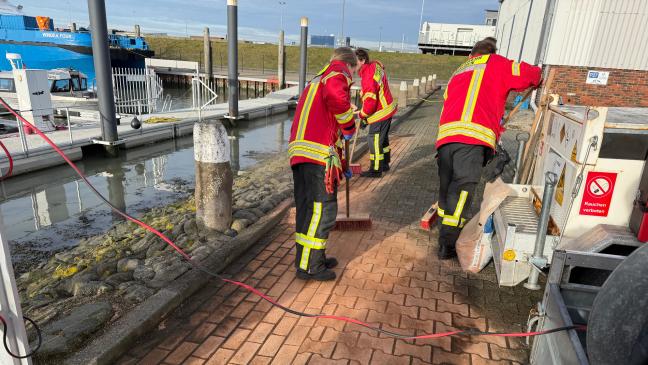 70 Liter Benzin laufen ins Hafenbecken