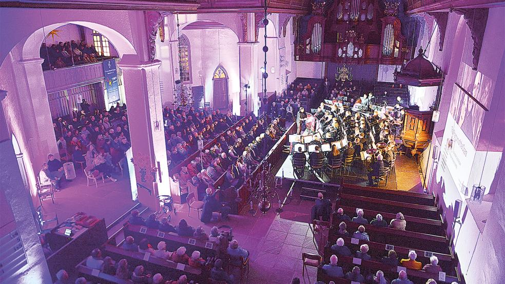 Beeindruckende Kulisse: 500 Zuhörer besuchten das ausverkaufte Neujahrskonzert des TMV in der Georgskirche.  © Fotos: Wolters