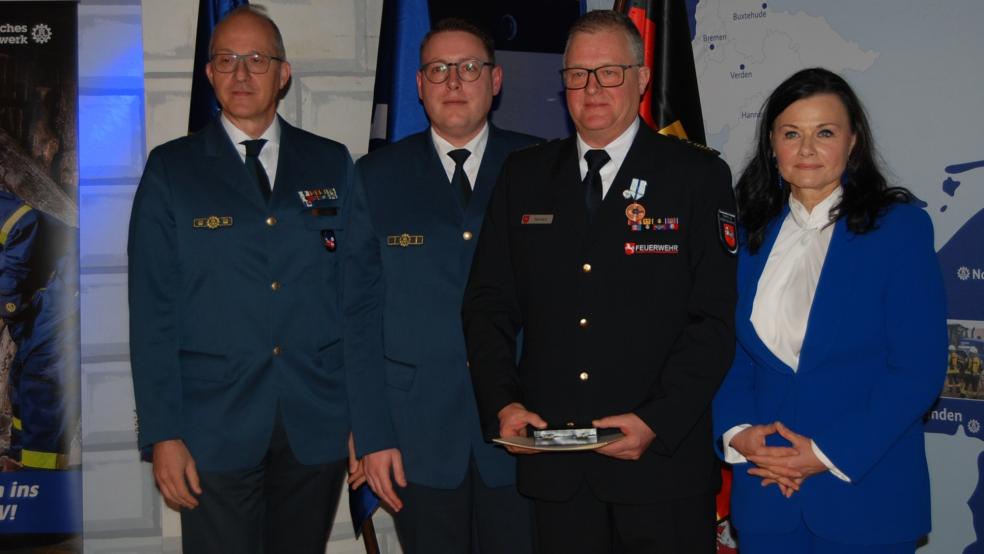 THW-Landesbeauftrager Jörg Eger, Ortsbeauftragter Stefan Sandstede und Regierungsbrandmeister Erwin Reinders beim Neujahrsempfang des THW in Bingum zusammen mit der CDU-Bundestagsabgeordneten Gitta Connemann (von links). Sie zeichnete Reiners im Auftrag der Bundesregierung mit dem THW Ehrenzeichen in Bronze aus. © Hoegen