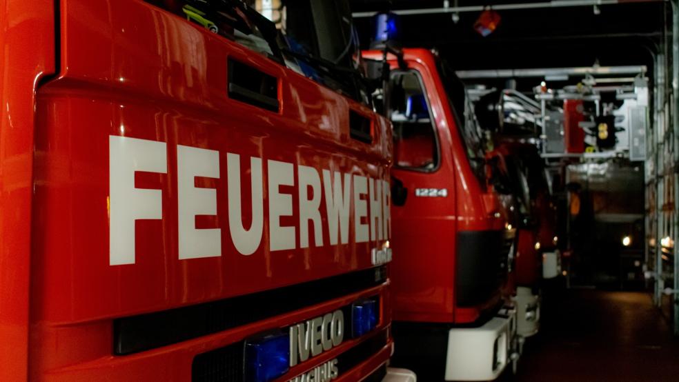 Ein Übergreifen der Flammen auf das Wohnhaus konnte durch die Feuerwehr verhindert werden. © Symbolfoto: RZ-Archiv