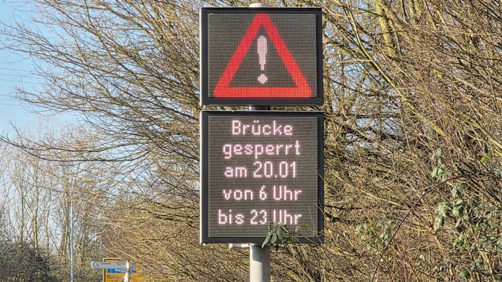 Wie hier auf einer LED-Tafel auf Leerorter Seite der Jann- Berghaus-Brücke wurde die Sperrung gestern auch in Bingum sowie in Weener-Buschfeld angekündigt.  © Foto: Wolters