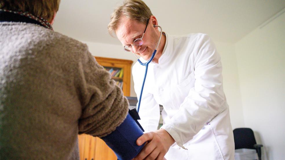 Die Anzahl der Hausärzte im Rheiderland hat sich in den vergangenen 25 Jahren von zwölf auf sieben verringert.  © Symbolfoto: dpa 