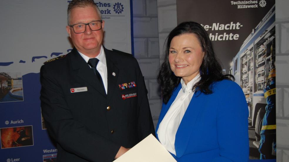 Regierungsbrandmeister Erwin Reiners aus Friedeburg wurde von der CDU-Bundestagsabgeordneten Gitta Connemann mit dem THW Ehrenzeichen in Bronze ausgezeichnet. © Fotos: Hoegen