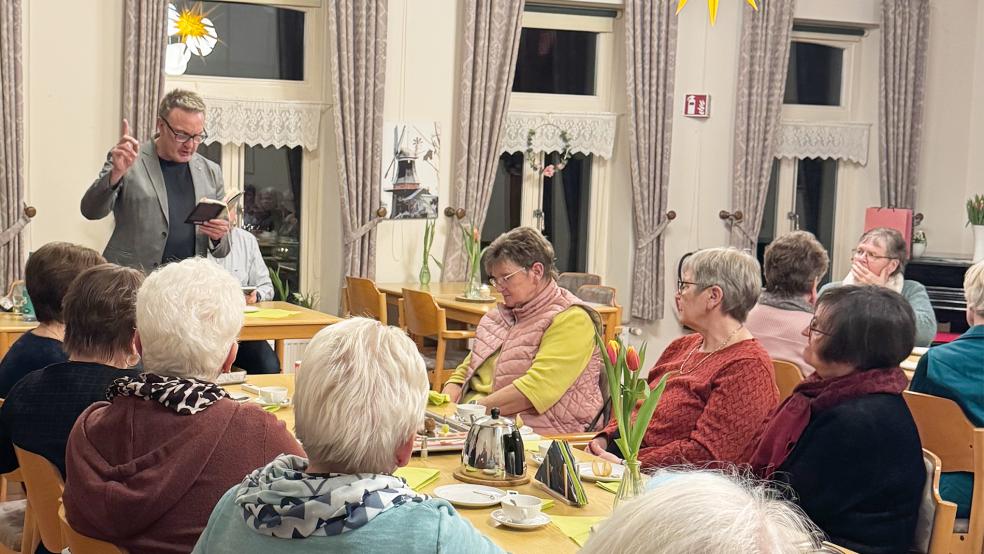 Die Autoren Kai-Uwe Hanken und Jelko Peters lasen aus ihrem Buch »Sagen und Geschichten aus dem Rheiderland«.  © Foto: privat