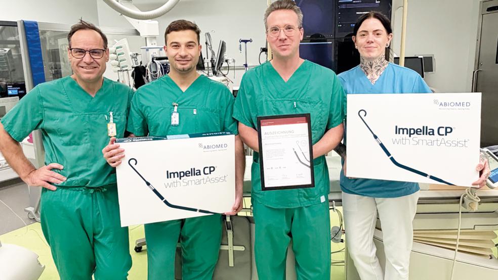 Gemeinsam erfolgreich: Das Team im Herzkatheterlabor mit (von links) PD Dr. Rudin Pistulli, Chefarzt, Jafar Dway, Assistenzarzt, Dr. Maximilian Wende, Oberarzt, und Tanja Malchow, Organisatorische Leitung des Herzkatheterlabors, ist stolz auf die Auszeichnung als Zentrum für Impella-Herzpumpen.  © Foto: Marien Hospital