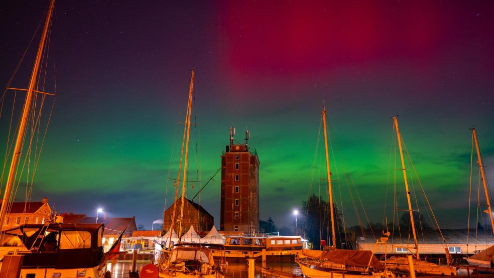 Himmelsleuchten am Hafen von Weener. Die Polarlichter waren überall im Rheiderland gut zu sehen. © Bruins