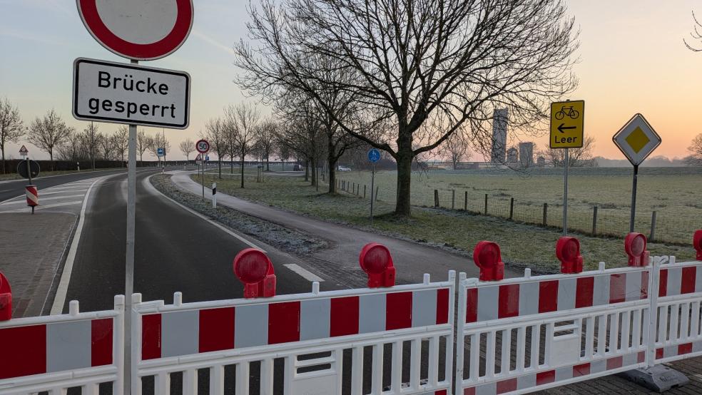 Die Jann-Berghaus-Brücke im Zuge der B 436 ist seit heute Morgen bis 23 Uhr wegen eines Warnstreiks von Beschäftigten der Straßenbauverwaltung der Länder nicht passierbar. © Foto: Szyska