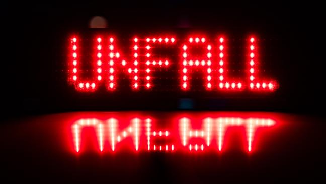 Sattelzug kollidiert mit Lkw auf Seitenstreifen