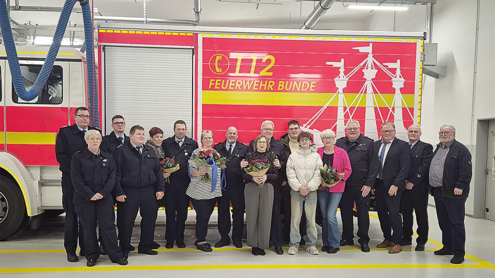 Die Geehrten, die Gastgeber und die Gäste: Von links Ortsbrandmeister Hans-Hermann Leemhuis, Karin Leemhuis, Dennis Iwanoff, Christian Pott, Ramona Auerbach, Hindrik Auerbach, Andrea Engels, Stefan Engels, Edith Appel, Wilfried Appel, Maximilian Bosma (Neuaufnahme) Milan Eichberg (aus der Jugendfeuerwehr), Anna Battermann, Ingfried Battermann, Lukas-Enno Oltrop (Feuerwehrausschuss des Bunder Gemeinderates), Peter Oltmanns (Gemeindebrandmeister) und Karl Volkhusen ( Ortsvorsteher). © Foto: privat