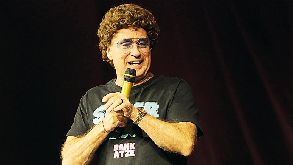 Liebeserklärung an Aurich und Ostfriesland: »Ich wollte erst mal in eine geile Stadt«, meinte Atze Schröder bei seinem Auftritt in der Sparkassen-Arena.  © Foto: Jürgens