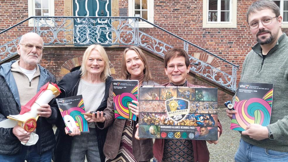 Stellten das Programm und die neuen »Lernorte« vor (von links): Hermann Koenen, stellvertretender VHS-Vorsitzender, Vorsitzende Doris Ulfers-Brandt, Pressesprecherin Juliane Blech, Leiterin Sabine Kasimir und Fachbereichsleiter Carsten Löning.  © Foto: Berents