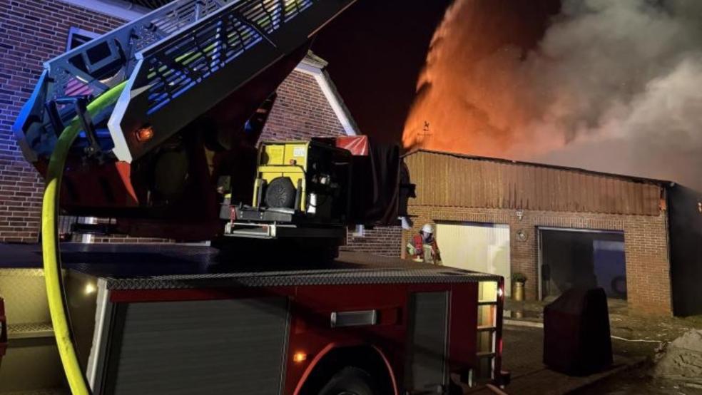 Ein Übergreifen der Flammen auf das Wohnhaus konnte durch die Feuerwehr verhindert werden. © Foto: Feuerwehr