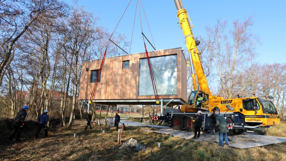 Die letzten Tiny Houses für das Insel-Internat auf Spiekeroog werden an ihrem künftigen Standort abgestellt. © Foto: Butt (dpa)
