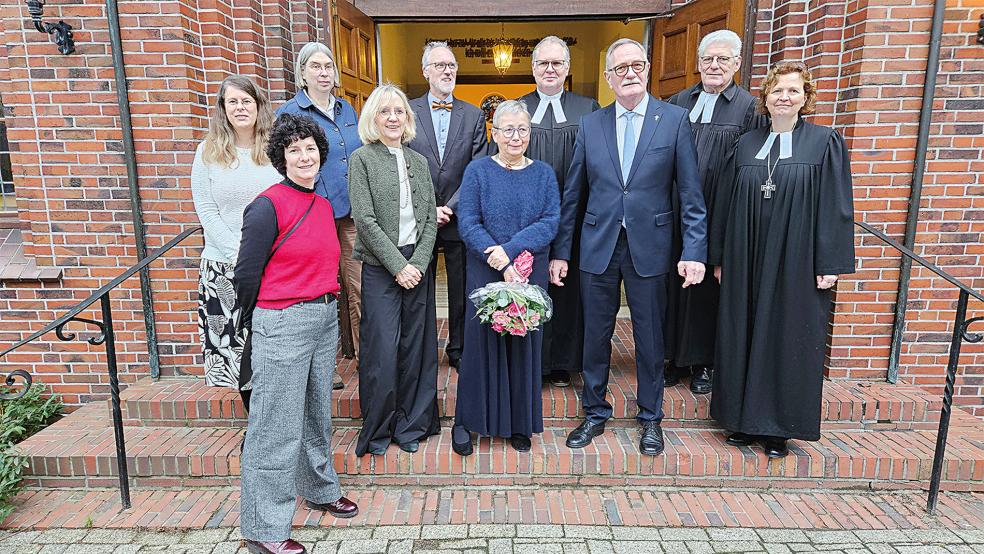Die Mitglieder des neuen Kirchenvorstands der lutherischen Gemeinde (von links): Charlotte Averberg, Annett Kochan, Marie-Christina Jhering, Gesine Taubert, Harm Kirschner, Ingrid Putzka (stellvertretende Vorsitzende) mit Superintendent Thomas Kersten, Christoph Adam als Vorsitzender des Kirchenvorstands, Pastor Bernd Passarge und Regionalbischöfin Sabine Schiermeyer. © Klaus Averberg