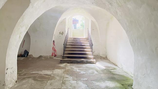 Einblicke in die alte Krypta von Leer