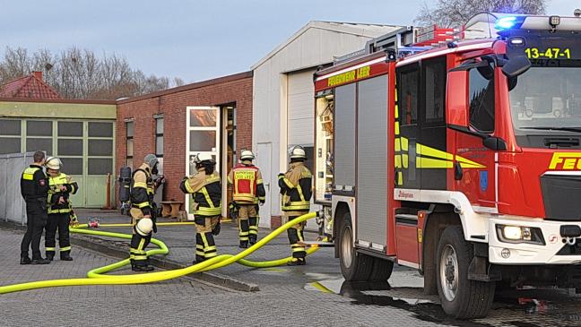 Feuerwehr löscht Brand in Tischlerei der Lebenshilfe