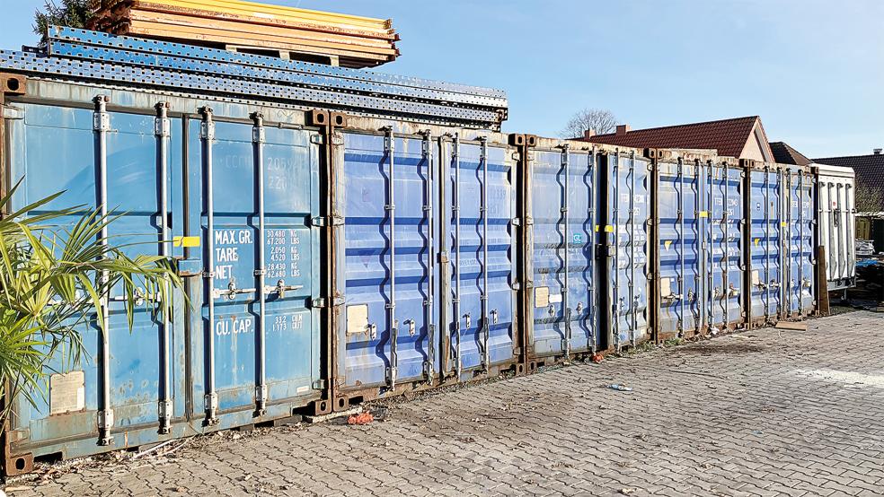 Diese Container auf dem vermieteten Teil eines Grundstücks an der Umländerwiek in Papenburg wurden durchsucht.  © Foto: Kierstein