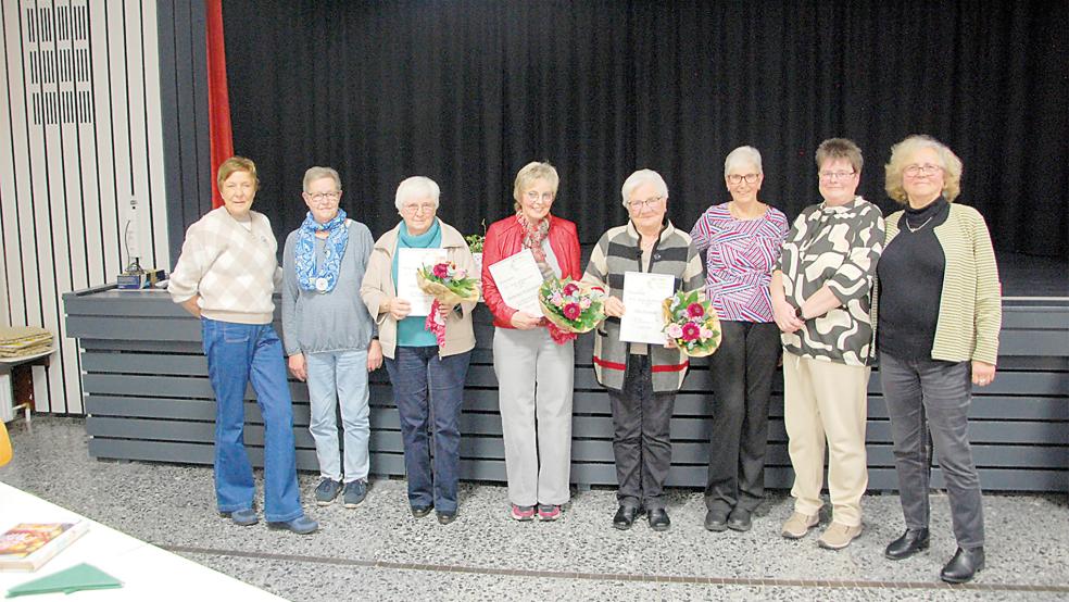 Der bisherige und der neue Vorstand des Landfrauenvereins Stapelmoor (von links): Karin Blech, Talea Smid, die bisherigen Vorstandsmitglieder Annelies Schütte und Hannelore Woltermann, die bisherige 1. Vorsitzende Else Siemons, Hildegard Evering, Rike Kula und Elke Krebs. Es fehlt Grietje Kratzenberg.  © Foto: privat