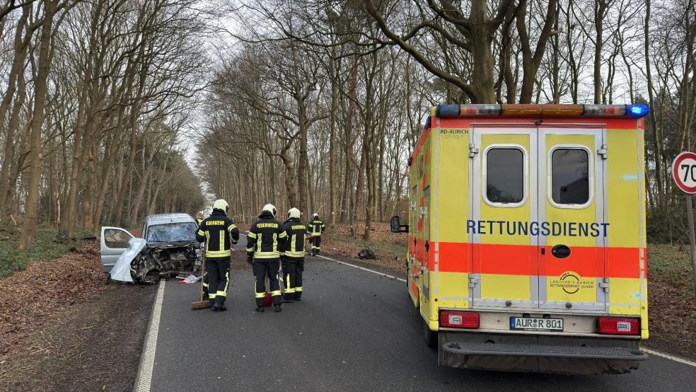 Feuerwehr und Rettungsdienst waren im Einsatz an der Unfallstelle, links das völlig zerstörte Auto. © Feuerwehr