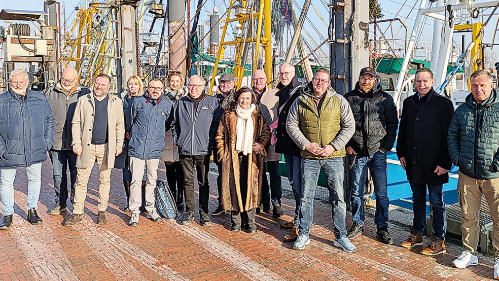 Auf Einladung der CDU-Bundestagsabgeordneten Gitta Connemann (Mitte) sprachen gestern unter anderem (von rechts) Nanno Bruhns (Ditzum), Jan Ysker (Greetsiel), Claas Bruhns und Timo Borg (beide Ditzum) über aktuelle Fischerei-Probleme. Auch Bürgermeister Hans-Peter Heikens sowie die CDU-Ratsherren Tim Philipps und Peter Pfaff nahmen daran teil.  © Foto: Szyska