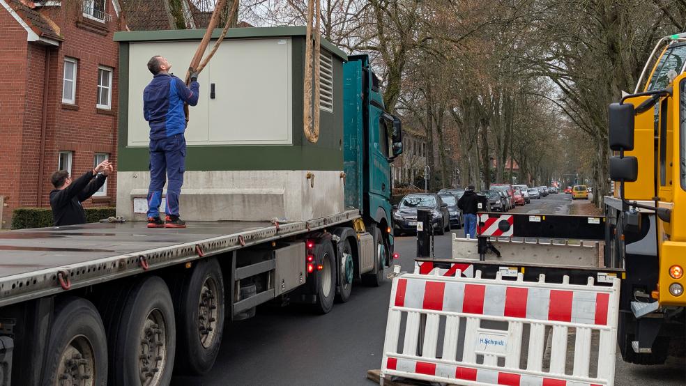 Ein Spezialkran hievte den tonnenschweren Transformator an seinen Ziel-Standort.  © Foto: Klinikum Leer