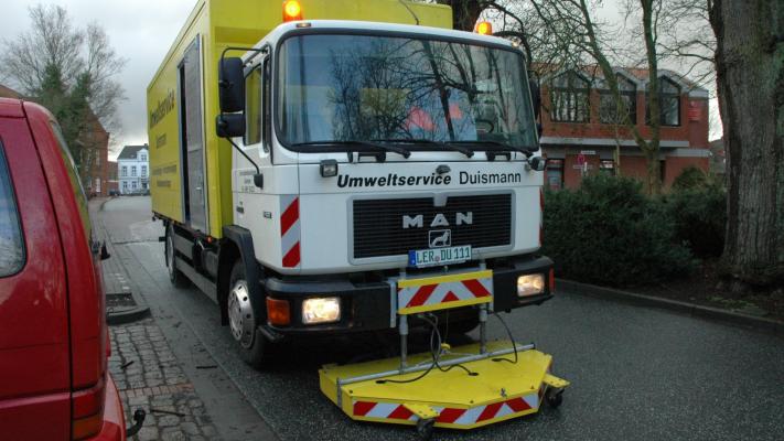 Nach Zusammenstoß mit Findling Ölspur hinterlassen