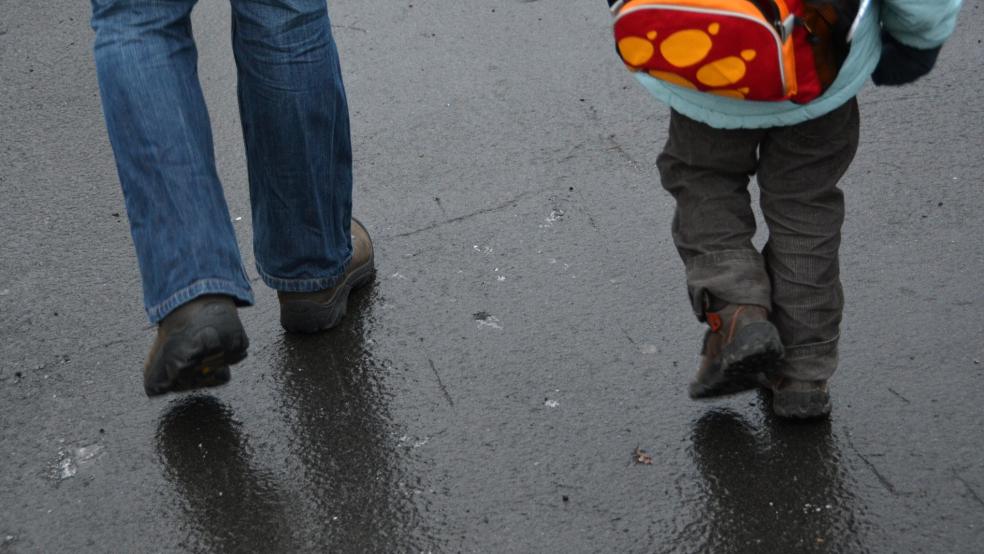 Extreme Glätte machte den Weg zur Schule am Freitagmorgen zu einer Herausforderung. © Symbolfoto: Zucchi (dpa)