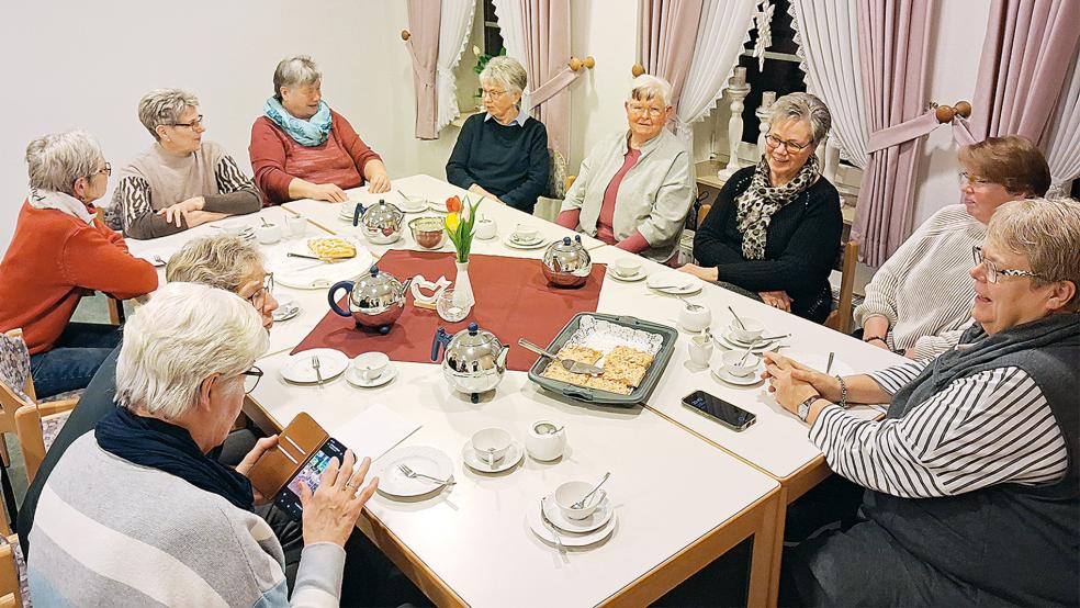 Tee, Kuchen und gute Gespräche: Die Frauen des Gesprächstreffs treffen sich einmal im Monat zu einem geselligen Abend. Die Aktivitäten sind aber noch deutlich vielfältiger.  © Foto: Berents