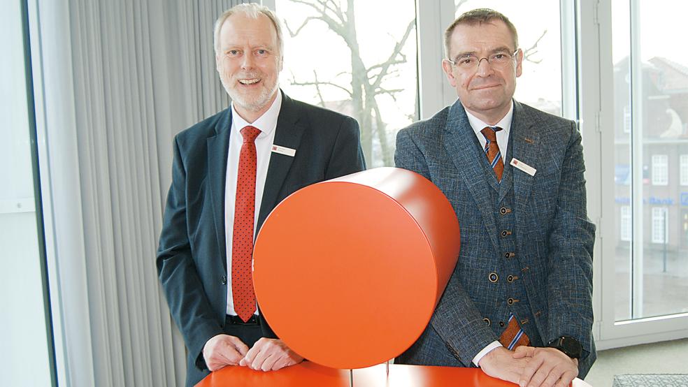 Carsten Rinne als Vorstandsvorsitzender der Sparkasse LeerWittmund (links) und sein Kollege Ingo Fortkamp blickten gestern auf ein gutes Geschäftsjahr 2025 zurück.  © Foto: Hoegen