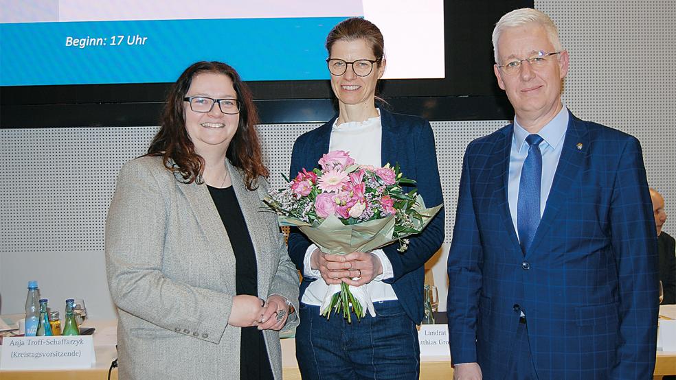 Die Kreistagsvorsitzende Anja Troff-Schaffarzyk (links) und Landrat Matthias Groote gehörten zu den ersten Gratulanten, die Ute Buntrock zu ihrer Wiederwahl beglückwünschten.  © Foto: Hoegen