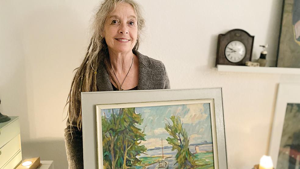 Birgit Rutenberg mit dem Freede-Bild »Siel in Soltborg«, das den Anstoß für ihr Biografie-Projekt gab.  © Foto: Hanken