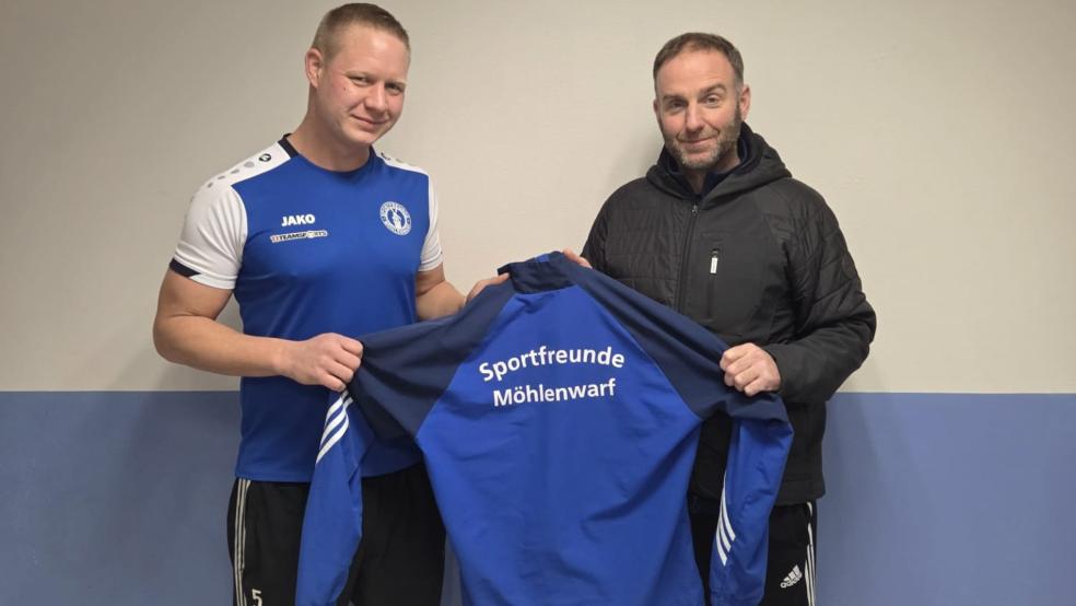 Michael Heuer, Fußballobmann der Sportfreunde Möhlenwarf, präsentiert Winterzugang Mercier Kolasinski (links). © privat