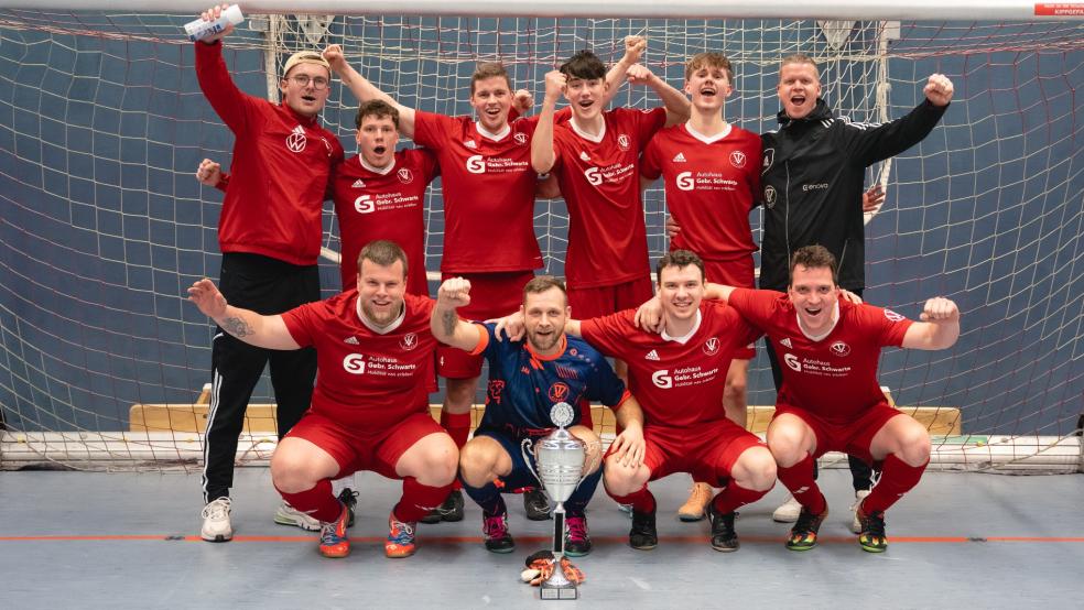 Der TV Bunde II durfte den Wanderpokal mit nach Hause nehmen. Sven Hertema (nicht auf dem Foto) war ebenfalls für den Turniersieger aktiv. © Markus