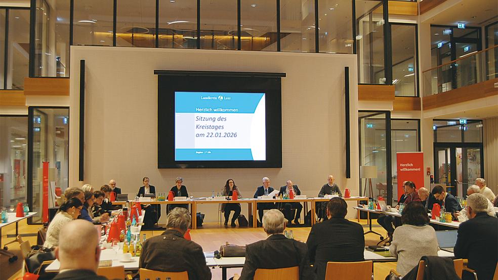 Der Kreistag hat im SparkassenForum in Leer jetzt den Haushalt für 2026 verabschiedet.  © Foto: Hoegen