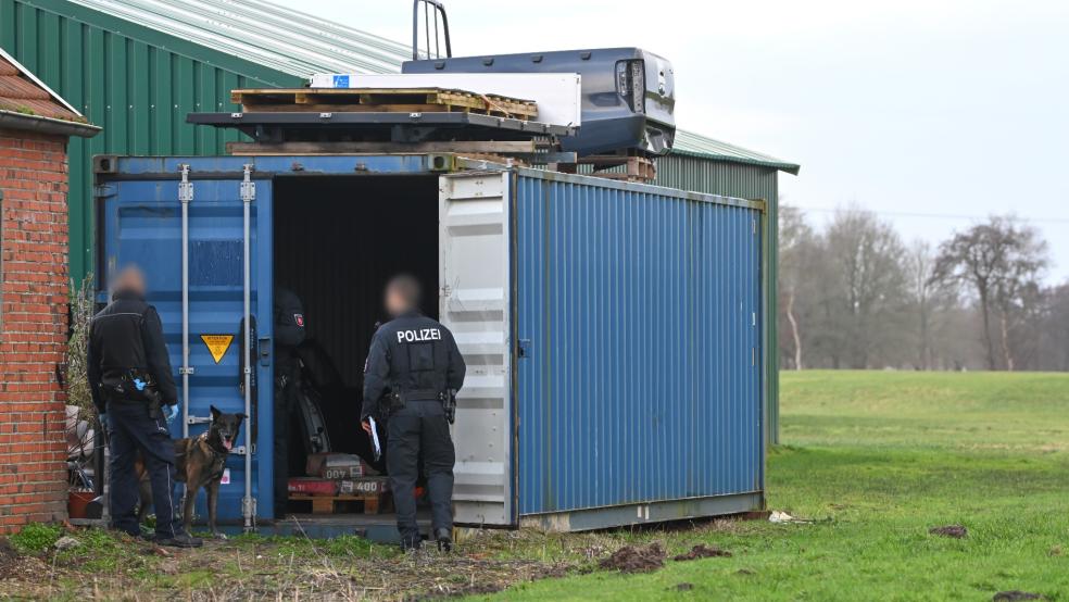 Einsatzkräfte von Bereitschaftspolizei und Zoll durchsuchen ein Grundstück in Papenburg. Ein Niederländer wurde bei der Aktion festgenommen. © Penning (dpa)