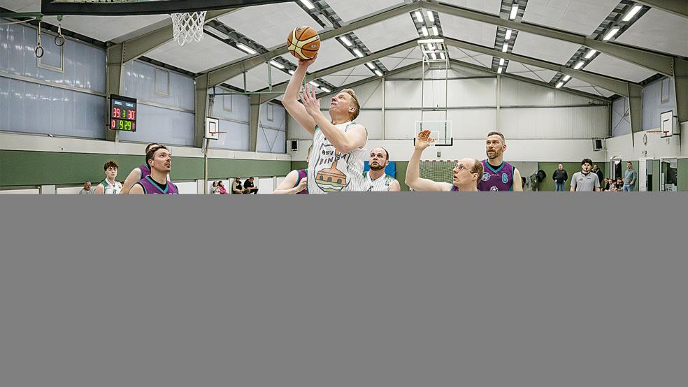 Unter dem Korb hatten Stefan Lange (am Ball) und der BSV Bingum oftmals die Oberhand gegen die in lila gekleideten Oldenburger.  © Foto: Bruins