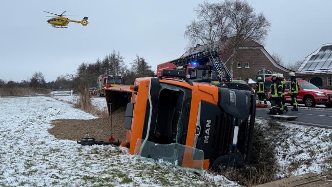 Feuerwehr befreit Fahrer aus umgestürztem Lkw
