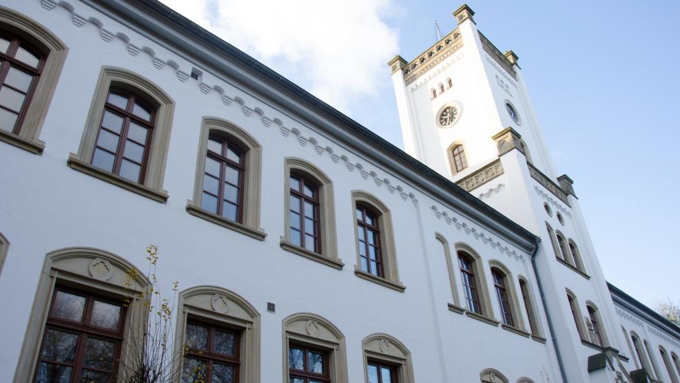 Vor dem Landgericht Aurich hat der Prozess gegen 30-Jährigen begonnen, der in Jemgum auf den Nachbarn in einer Monteurswohnung eingestochen haben soll. © Hanken (Archiv)