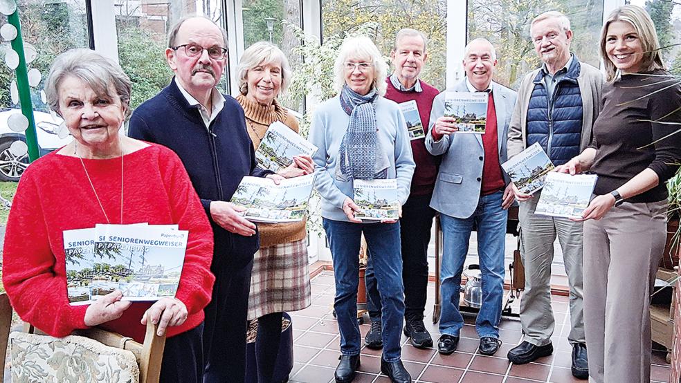 Die Papenburger Bürgermeisterin Vanessa Gattung (rechts) übergab das aktualisierte Informationsangebot bereits an den Seniorenbeirat (von links) mit Ingeborg Jürgensen, Josef Franke, Christa Kampen, Rita Kleinert, Wilfried Ahlers, Bert Müllmann und Hermann Völkering.  © Foto: Stadt Papenburg