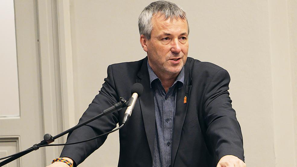 »Alle müssen sich gemeinsam an einen Tisch setzen, um die Dinge gemeinsam voranzutreiben«, meinte Johann Saathoff in seinem Vortrag im Auricher Landschaftsforum.  © Foto: Jürgens