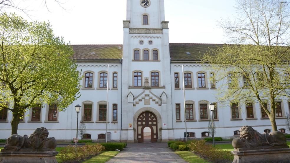 Vor dem Landgericht Aurich gab es einen Paukenschlag im Prozess gegen einen 29-Jähriger, dem versuchter Totschlag vorgeworfen wurde. © Foto: Hanken