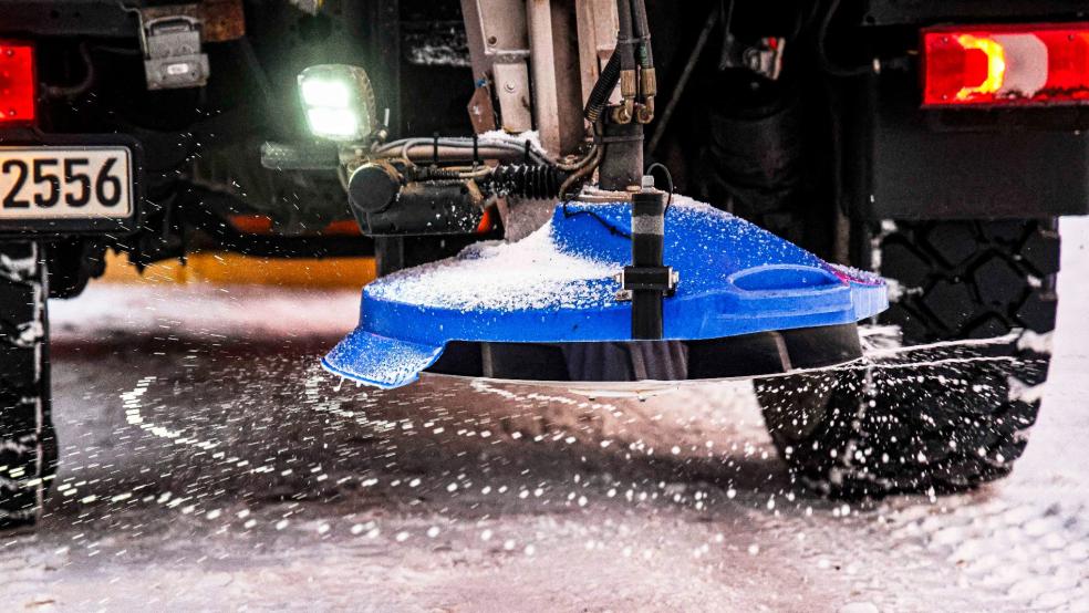 Zwar wird der Landkreis Leer weiterhin auf allen Kreisstraßen den Schnee räumen, aber vorerst nur noch auf verkehrswichtigen Hauptstrecken streuen. © Symbolfoto: Molter (dpa)