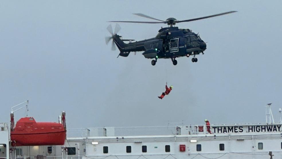 Mit einem Hubschrauber wurden Einsatzkräfte auf dem havarierten Schiff abgesetzt. © Havariekommando
